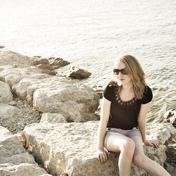 Meet your Posher, Olivia - Picture 1 of 1